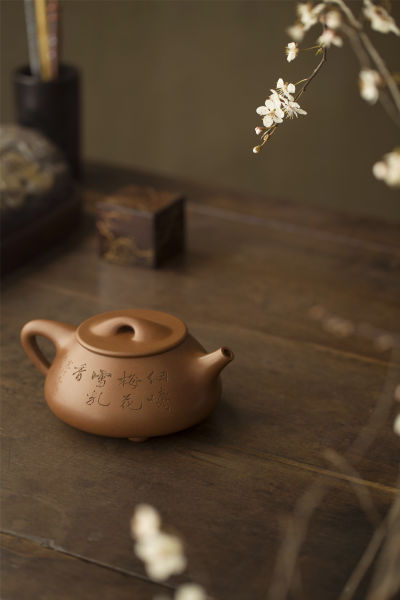 　顾景舟制吴湖帆书江寒汀画大石瓢壶