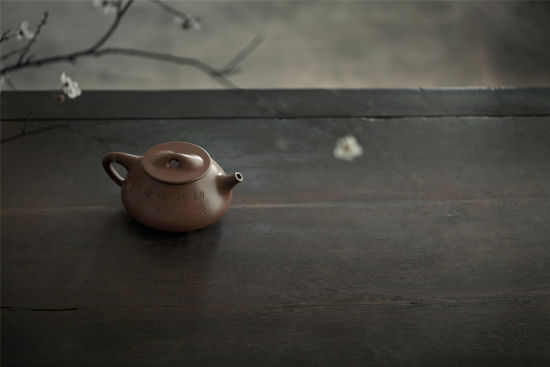 顾景舟制吴湖帆书江寒汀画大石瓢壶