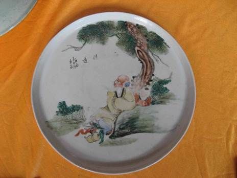 　　盘(拍品编号：34)落槌价1000元 　　直径：26.4厘米。高1.7厘米。品相：全品。图案：粉彩人物。