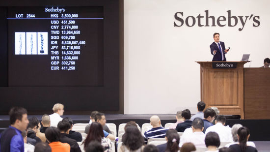 在苏富比4月5日“奇──当代文人艺术”专场中，第二最高成交拍品──明／清 “逸云峰”英石供，《逸云藏石》款，连刘丹《逸云藏石》轴二副以428万港元／54万8,718 美元拍出。