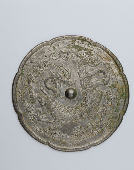 拍品编号105 | 唐朝龙纹葵花式铜镜 成交额：HK$4,000,000 / RMB3,195,600 / NT$16,120,400