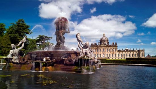 贝尔纳多‧贝洛拓（Bernardo Bellotto）之《威尼斯景致：从福斯卡里宫及摩洛林宫南望满布贡多拉及驳船的大运河和圣爱堂》