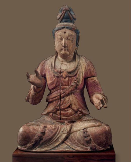 “宋/金木雕彩绘菩萨座像”的“手臂”突然断裂、落下，而拍卖师机智救场，成为当天拍场人们评论的焦点