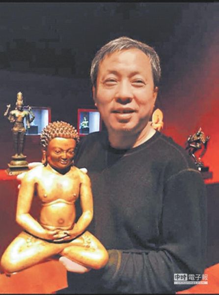 刘益谦与标得的“西藏铜瑜伽士坐像”合影。(取自《京华时报》，小小供图)
