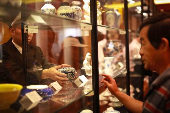 耐心细致服务各界藏家