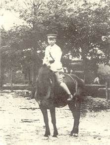 　　1927年袁殊北伐途中摄于皖赣边境