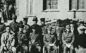 　　土肥原(左二)与溥仪(右一)合影