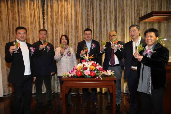 共同举杯庆祝特展开幕