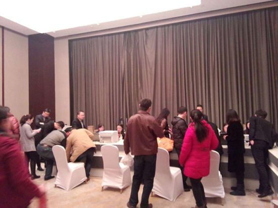 拍卖后买家争相结账