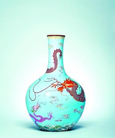 　清乾隆 松石绿地洋彩胭脂料彩苍龙教子天球瓶