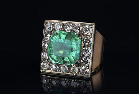 资料图：哥伦比亚祖母绿宝石戒指，这是杜月笙与孟小冬的定情物。新浪收藏配图