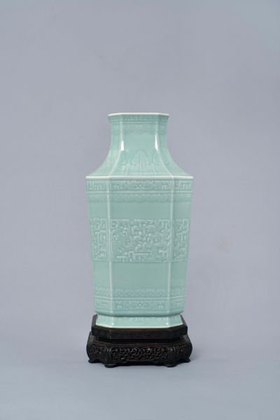 清乾隆 粉青釉雕龙凤呈祥八方瓶 