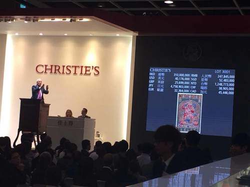 图片说明：唐卡拍卖现场（图片</p>

<p>　　从佳士得提供的资料来看，已知存世的“永乐款”刺绣唐卡仅有三件，其余两件均藏于西藏拉萨大昭寺，因此该拍品弥足珍贵，估值为8000万港元。佳士得中国瓷器及艺术品部专家部门主管曾志芬表示，该拍品极具艺术价值，首先其年代久远却仍艳丽如初，其次是尺寸巨大，最关键是做工考究。“一批顶级工匠经过做丝、染色、刺绣等层层步骤交织出这么多色彩，例如单是红色就有深红、浅红等四种。”</p>

<p>　　明代永乐皇帝醉心藏传佛教，本唐卡被认为是皇家赠与佛教大宝法王的器物之一，丝出自杭州，手工出自苏州，应由十几个工匠历时十余年完成。其长3.1米、宽2.3米，全图以金线及五彩丝线绣成，虽然历经逾六个世纪，仍保持上佳品相，针线细腻。</p>

<p>　　据悉，该幅唐卡于上世纪40年代辗转流入西方，并于1977年首次出现在伦敦佳士得拍卖现场，以7000英镑拍卖给一位印度收藏家，随后历经1994年100万美元及2002年400万美元的两次易手后来到香港。此次以3.1亿港元成交，无疑进一步确立了“唐卡之王”的地位。&nbsp;&nbsp;&nbsp;</p>

<p>　　在今年苏富比春拍的时候，刘益谦已经花了2.8亿港元买下了明成化鸡缸杯，此次再次出手，无疑让市场对于其收藏更加关注。</p>

<p>　　</p>
<!-- publish_helper_end -->
                 

					<div class=