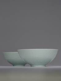 清雍正 粉青釉浅浮雕刻缠枝莲纹碗一对