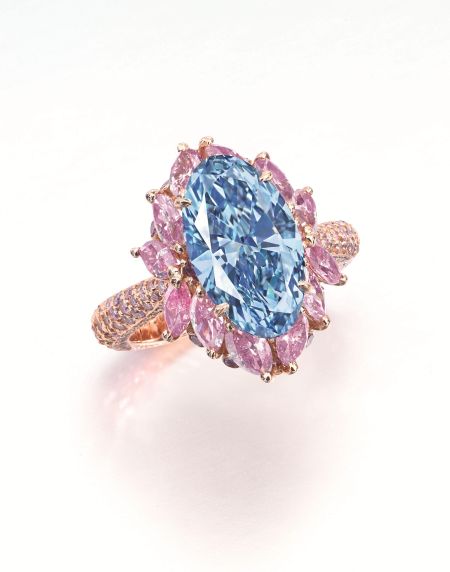 3.39 克拉椭圆形鲜彩蓝色IF钻石戒指，Moussaieff设计 每克拉1,717,000美元，成交价44,920,000港元，全场第三高价
