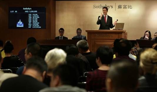 清乾隆传唐英作粉彩蓝地锦上添花山水图御题诗鼻烟壶之拍卖现场