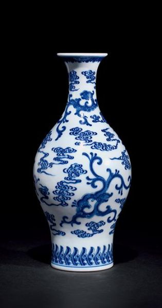 清乾隆青花香草龙纹橄榄瓶 “大清乾隆年制”款 高28cm