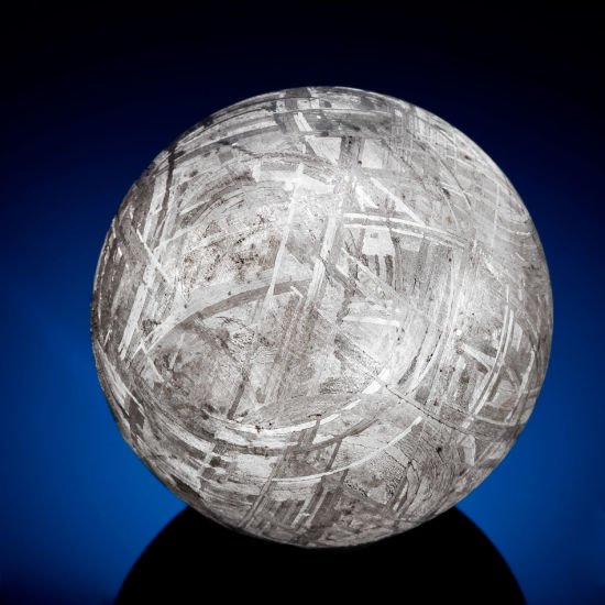 这块圆形的吉丙陨石是在一颗小行星的内部形成的，起拍价为500美元。(任天)