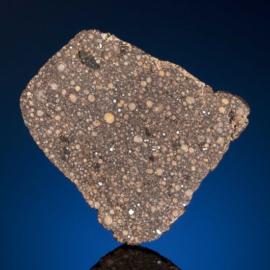 这是此次拍卖中最为便宜的一块陨石，含有早期太阳系的尘埃，起拍价仅为450美元。