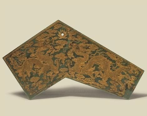 清乾隆 碧玉描金龙纹“南吕”编磬 描金《乾隆二十九年制》款，长53.5公分，HK$2,600,000-3,000,000