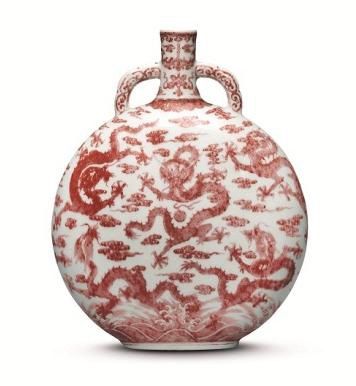 清乾隆 釉里红九龙戏珠抱月瓶 六字篆书款 高29 公分 估价待询