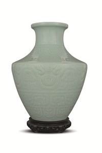 清乾隆 粉青釉刻古铜器纹尊 六字篆书款 高138 公分 估价待询