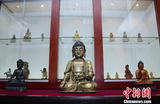 新闻发布会上亮相的重量级藏品——明铜鎏金释迦牟尼佛。