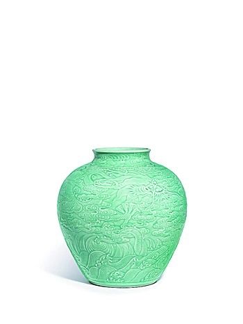 清乾隆粉青釉浮雕“苍龙教子”图罐。