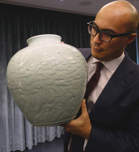 乾隆御制粉青釉浮雕龙纹罐(预料成交价逾8,000万港元／1,030万美元*)