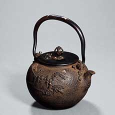 131号拍品：明治时期千鸟山水纹铁壶