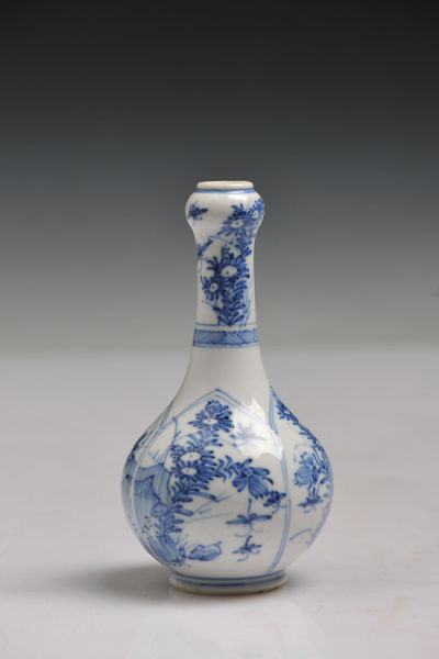 图1【清 康熙 青花开光花卉纹蒜头瓶】