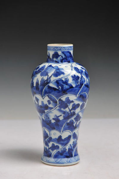 图2【清 康熙 青花暗刻莲瓣纹开光山水高士图梅瓶】 图3【清 康熙 青花翠毛蓝凤求凰梅瓶】