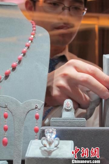 重达10.6克拉的Graff钻石戒指，估价950万至1250万港币　姜煜　摄