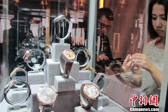 多款名贵手表将亮相保利香港2014秋拍　姜煜　摄