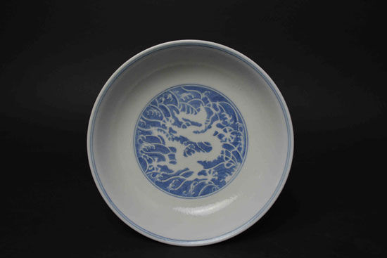 图8【清乾隆 青花留白海水龙纹盘】