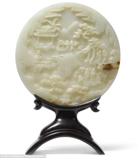 古董玉盘是在中国清代乾隆年间制造的。（图片</p>

<p>　　这个8英寸宽(约为20.32厘米)的中国玉盘是在这位孀妇去世后清理房屋的过程中，被拍卖商所发现的。这一装饰性的玉盘估价曾是2000到3000英镑。</p>

<p>　　但是在拍卖之前，突然有很多来自远东地区的人打听这个玉盘，于是专家们开始怀疑他们低估了玉盘的价值。竞拍者们通过电话和网络在线的方式对玉盘出价，最终由一位中国买家以30万英镑的价格成交。算上所有所需费用之后，这位匿名买家总共为玉盘支付了36万英镑。据悉，这笔钱将归老妇人的三个孙辈所有。</p>

<p>　　这只玉盘是18世纪清代乾隆年间的古董。老妇人和她的丈夫是古董商，他们在40多年前得到这件古董。</p>

<p>　　玉盘被收藏在老人居住的退休公寓中已有10年之久。</p>

<p>&nbsp;</p>
<!-- publish_helper_end -->
                 

					<div class=