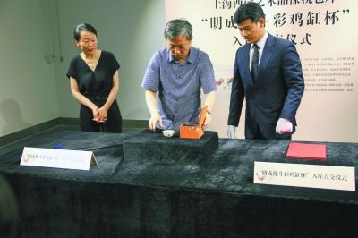 明成化斗彩鸡缸杯在上海西岸艺术品保税仓库入库点交