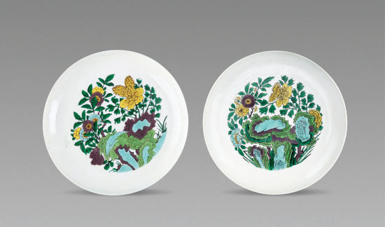 清康熙 素三彩暗刻龙纹山石牡丹图大盘一对