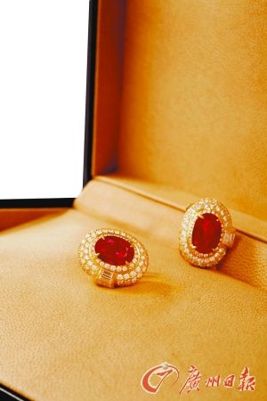 5.6克拉天然缅甸抹谷鸽血红红宝石耳环。
