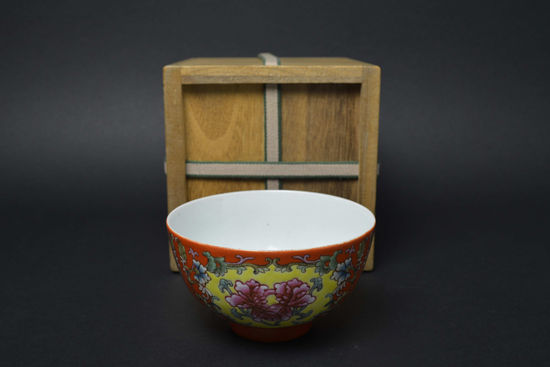 图8【清光绪(官) 　　珊瑚红开光粉彩花卉碗】