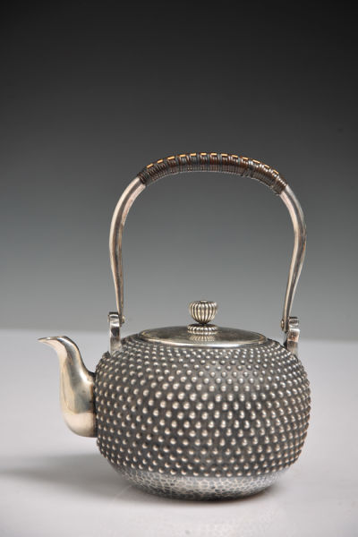 图10【日本 　　纯银乳钉纹铁壶】