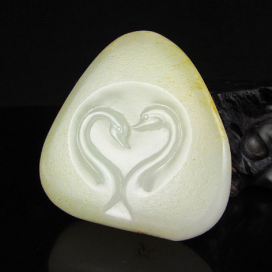 图12【现代 苏工随形俏色精雕新疆和田洒金皮白玉籽料心心相印佩】