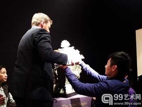 3D打印的青铜器皿方罍罍盖与罍身在工作人员的操作下完成合璧