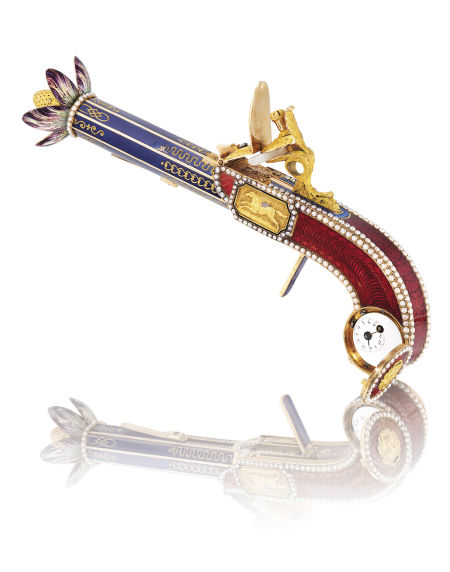 本次拍卖最高成交价的拍品：拍品编号2637 | 瑞士制，极罕有、重要及精细，金及珐琅镶珍珠，火枪形香水喷雾器及时计 | 成交价：HK$5,800,000/ US$751,680/ £449,500