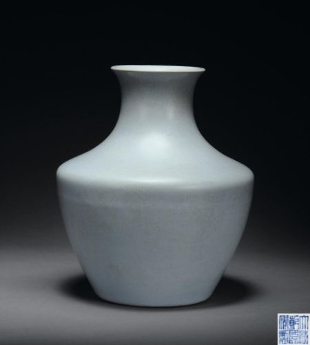 清乾隆 仿汝釉鱼篓尊--成交价：1955万元