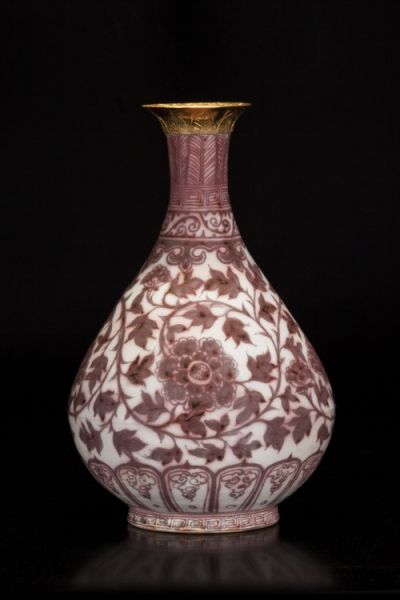 明洪武。釉里红缠枝牡丹纹玉壶春