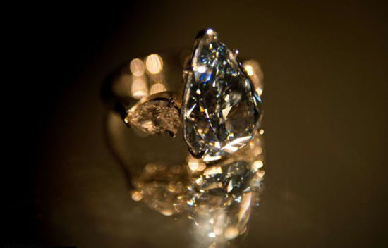 在即将到来的拍卖会上，人们将目睹大量彩色和无色钻石