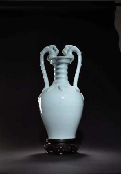 清乾隆御窑天蓝釉双龙耳瓶 款识：大清乾隆年制 H：31.8cm