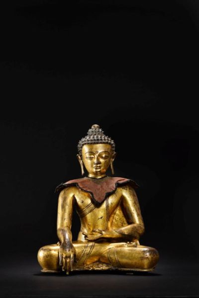 14th 铜鎏金释迦牟尼佛像 尺寸：28cm 展览信息：2011 J.LIFE 金茂时尚生活中心艺术鉴赏周 — 元明清 金铜佛像特展 　参阅：美国NORTON SIMON MUSEUM 馆藏 释迦摩尼佛像