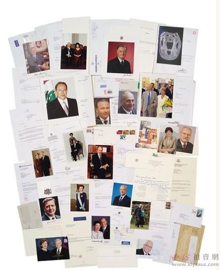 2014西泠春拍 法国前总统希拉克、德国前总理施罗德等 　　十八位曾任或在任各国政要签名函及签名照 　　信函十四页 照片十九帧 贺卡三帧(附实寄封二十一枚) 　　著录：《金陵晚报》2007年3月8日A迭06版，《他们，专和外国政要通信》。